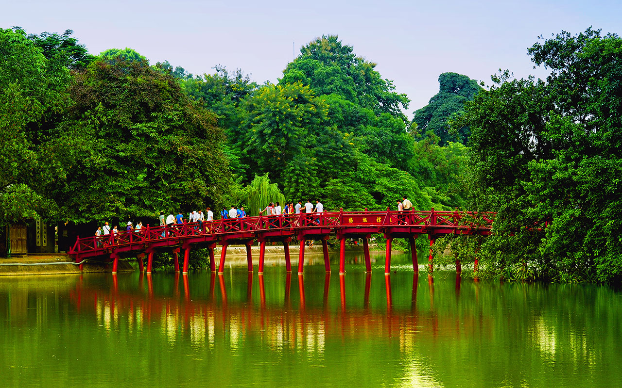 Le pont The Huc sur le lac de Hoan Kiem