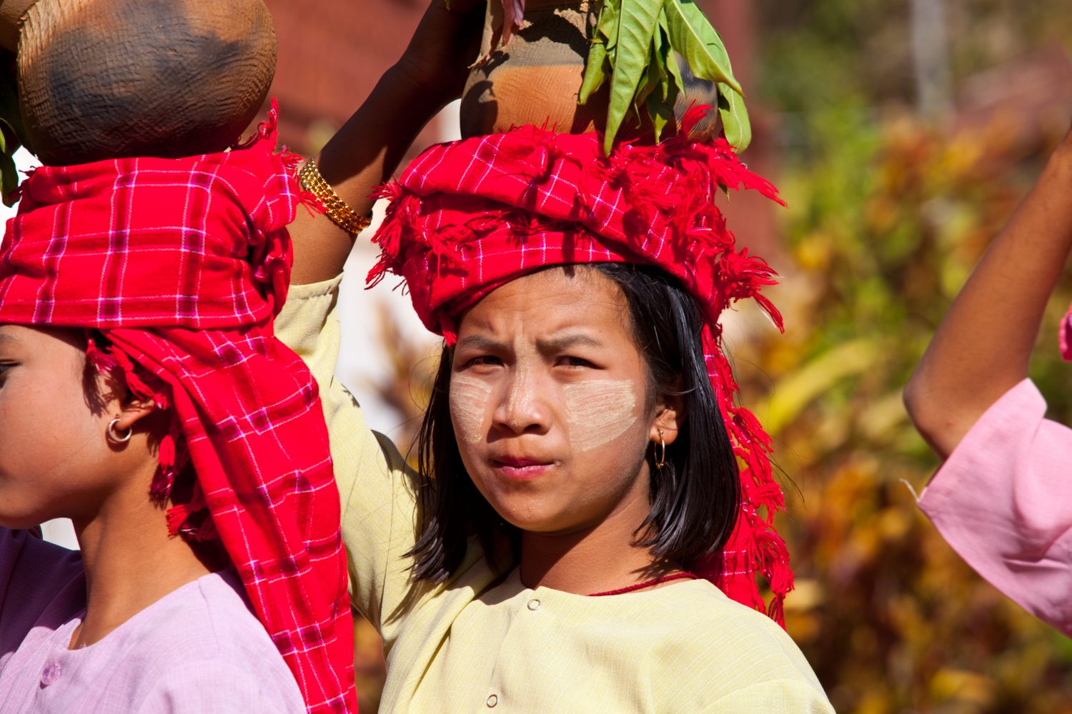 Jeune fille en habit traditionnel en Birmanie